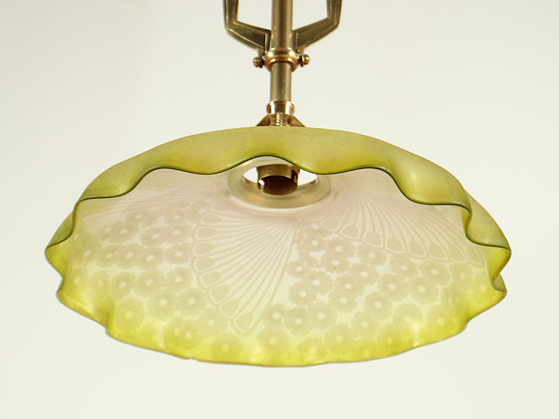 JUGENDSTIL-DECKENLAMPE, einflammig, Messing, verzierter Schirm aus teilw. grün getöntem Glas, - Image 2 of 3