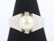 DAMENRING, 585/ooo Weißgold, besetzt mit einer Perle, Diamant ca. 0,02 ct., RG 56, 4,5g