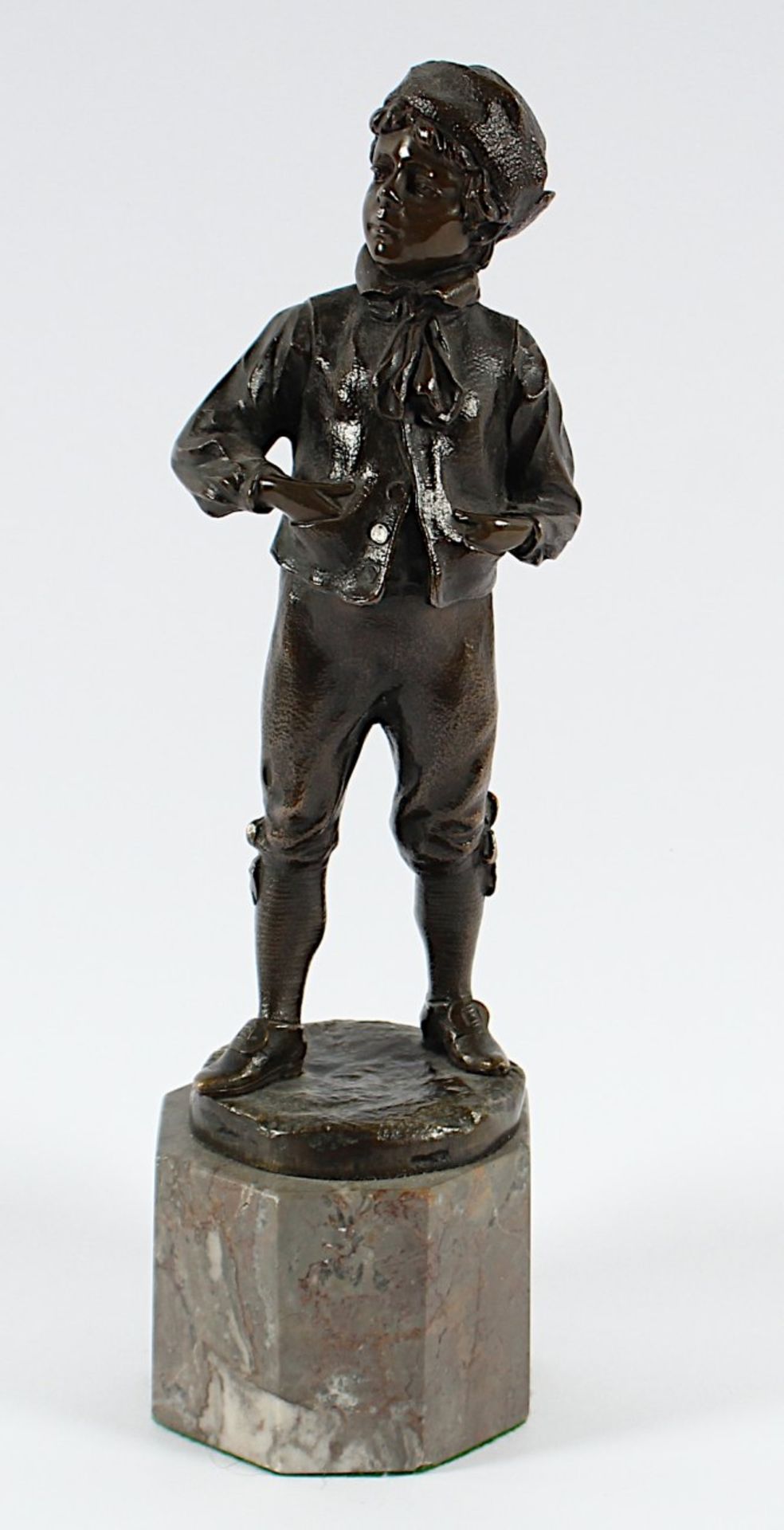 LINDENBERG, Max, "Junge", Bronze, auf dem Stand signiert, H 22, Marmorsockel - Bild 2 aus 4