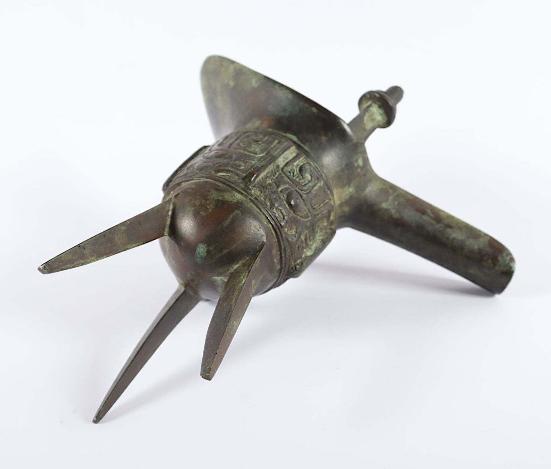 ALTARGEFÄSS VOM TYP JUE, Bronze patiniert, auf der Wandung im Relief Taotie-Masken, H 18, CHINA - Image 3 of 3