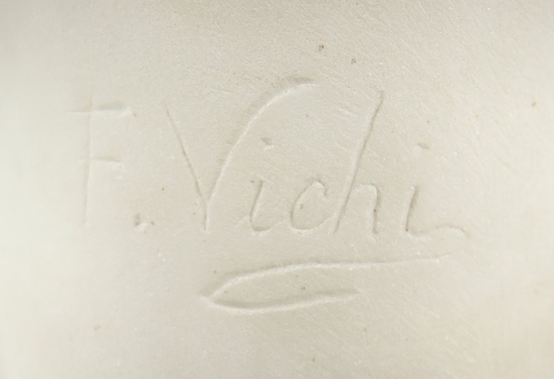 VICCHI, Ferdinando (1875-1945), "Mutterglück", Marmor, H 43, am Sockel signiert, etwas besch., - Bild 4 aus 4