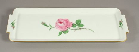 KUCHENPLATTE, farbig gemalter Dekor Rote Rose, Goldrand, L 39, zwei Schleifstriche, MEISSEN, 20.Jh.