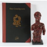 LÜPERTZ, Markus, "Grundgesetz", Bronze, mit leuchtend roter Farbe bemalt/patiniert, verso am