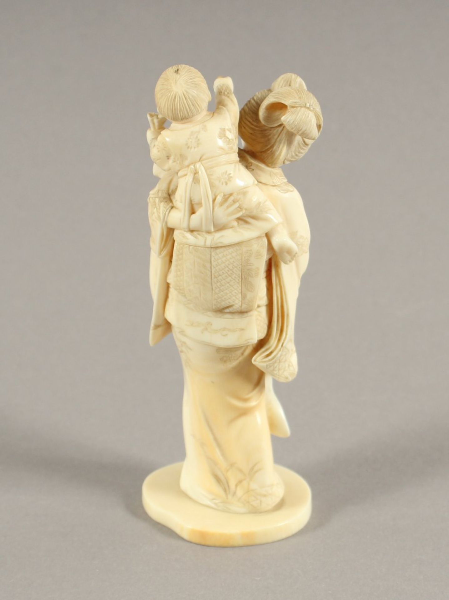 OKIMONO, Elfenbein, junge Frau mit Früchtekorb und geschultertem Kind, H 13, minst.besch., sign., - Bild 3 aus 4