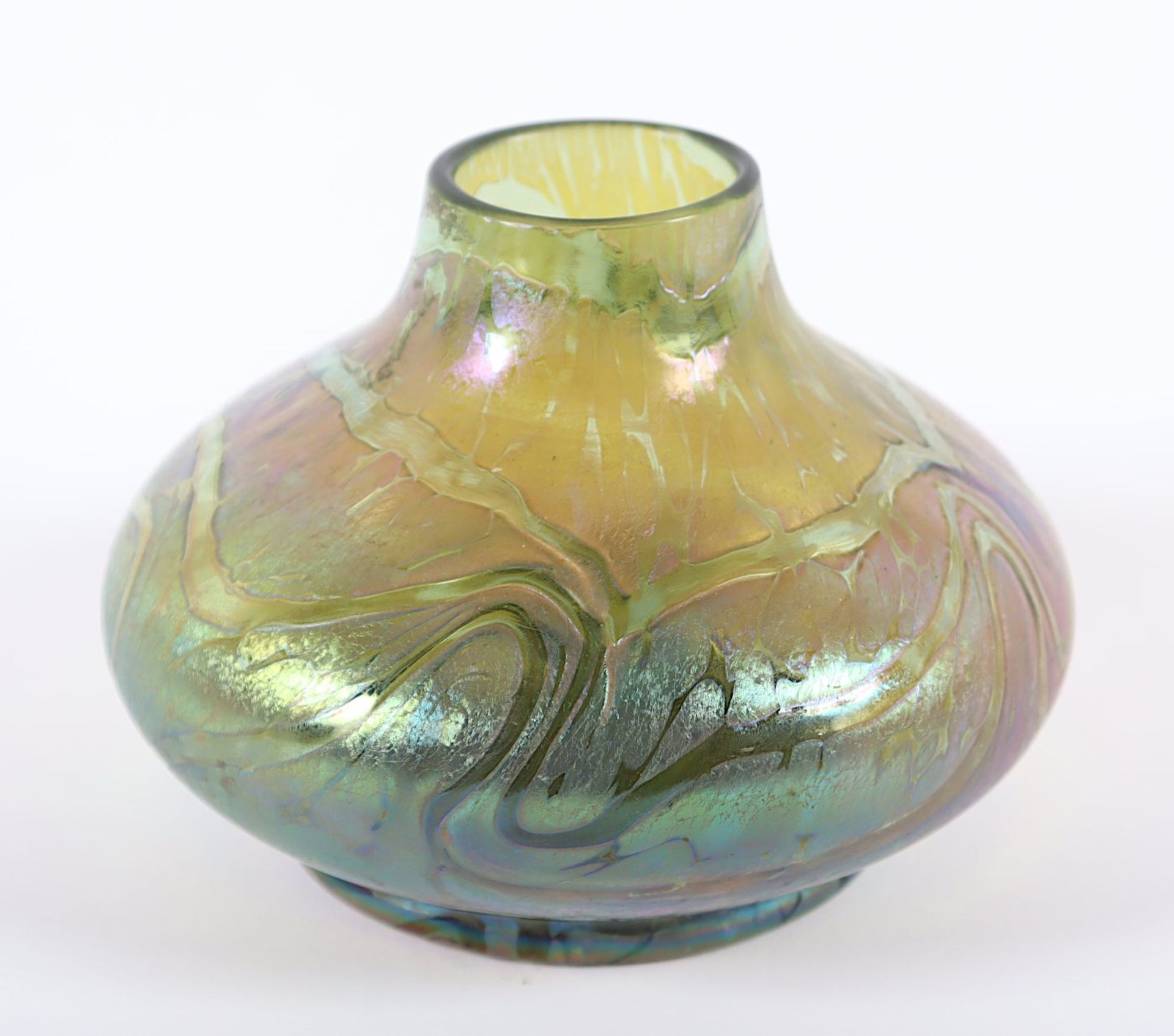 KLEINE VASE, farbloses Glas, lüstrierende Pulveraufdampfungen, Dm 12, KRALIK, um 1900