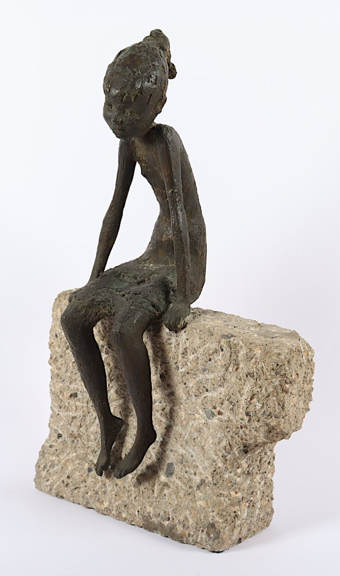 PASCH, Clemens (1910-1985), "Mädchen auf der Mauer", Bronze/Beton, H 61 - Bild 2 aus 4