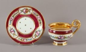 GROSSE TASSE MIT UNTERTASSE, in Reserven auf rotem Fond polychrom gemalte Blumen, Goldstaffage