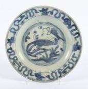TELLER, Porzellan, in Unterglasurblau in flüchtiger Malweise Kranich und buddhistische Embleme, Dm