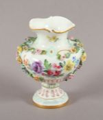 KLEINE VASE, plastische Blumenranken, farbig bemalt, H 10, best., MEISSEN, E.19.Jh.