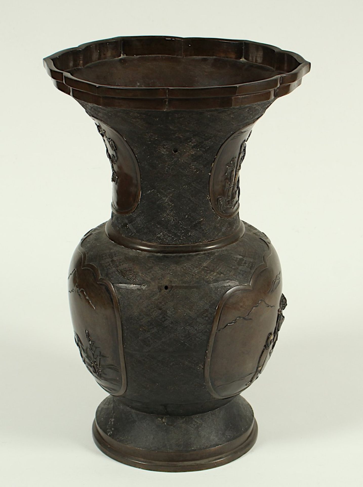 GROSSE VASE, Bronze, auf der Wandung und am Hals je zwei große Reserven mit Reliefdarstellungen, H - Bild 2 aus 2