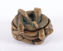 KLEINE DOSE, Schlangendekor, Bronze, Dm 4,5