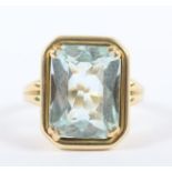 DAMENRING, 585/ooo Gelbgold, besetzt mit einem Aquamarin im Emerald-Cut, RG 52, 6,5g