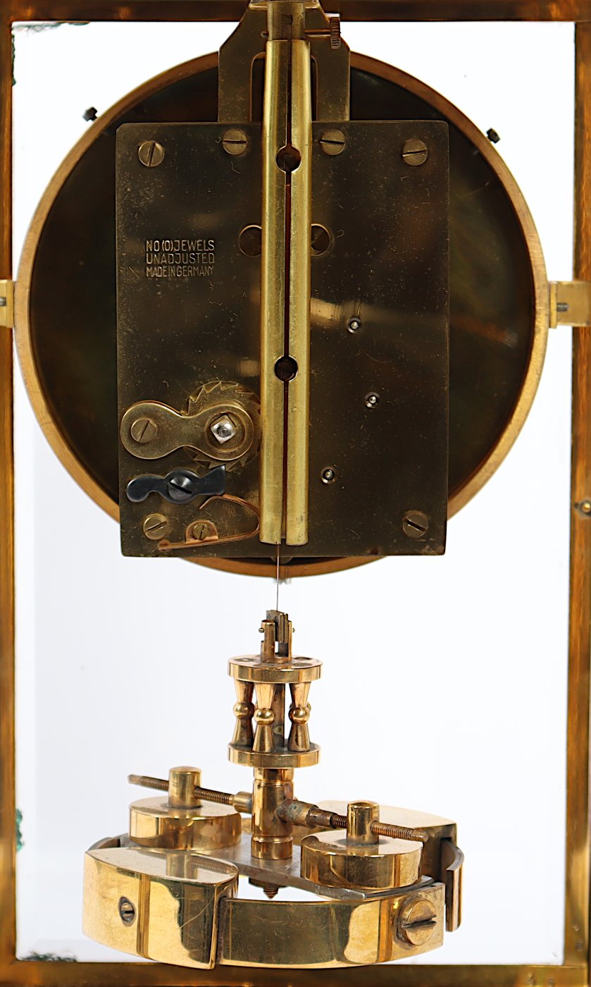 TISCHUHR, allseitig verglastes Messinggehäuse, vergoldet, Glas besch., Werk mit Trosionspendel, - Image 2 of 3