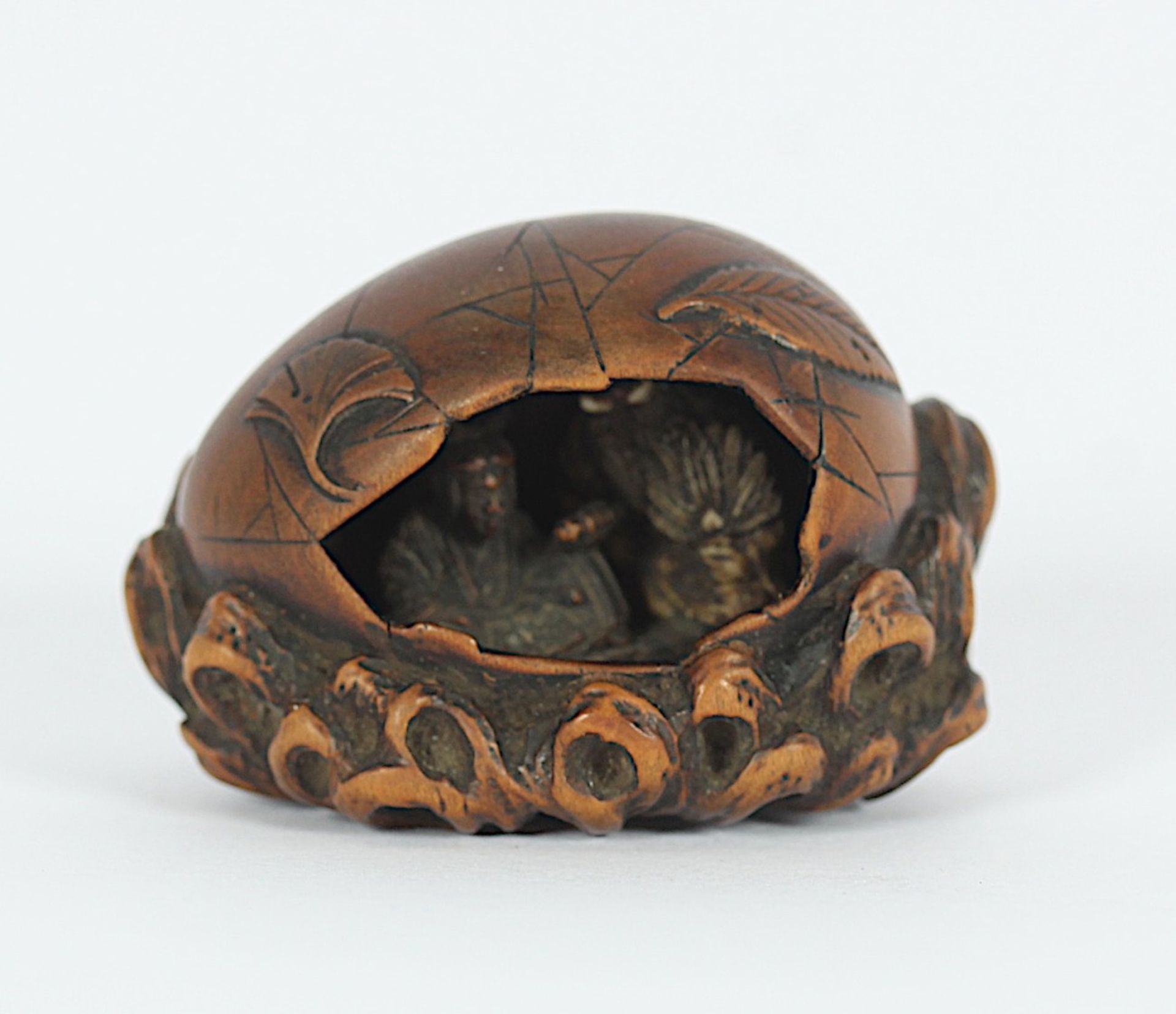 NETSUKE SÔJÔBÔ UND YOSHITSUNE, Buchsbaum, nebeneinander in einem aufgebrochenem Ei sitzend der junge