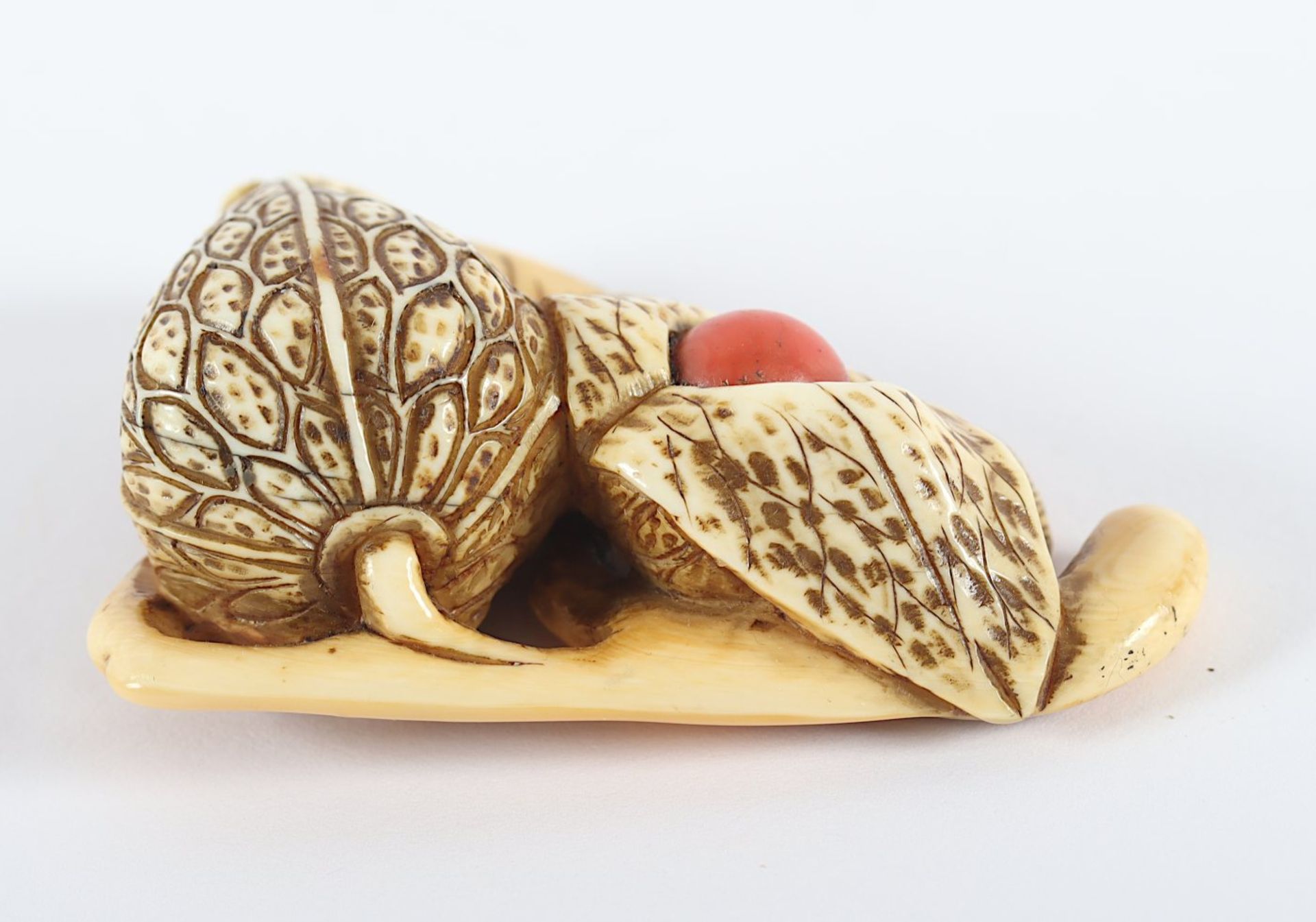 GROSSES NETSUKE LAMPIONFRUCHT, Elfenbein, zwei Physalis an einem Zweig mit drei Blättern, eine - Bild 2 aus 3