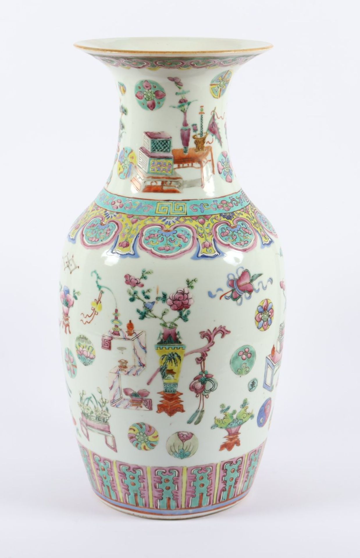 VASE, Porzellan, in den Farben der Famille Rose dekoriert, auf der Wandung und dem Hals Antiquitäten - Image 3 of 4