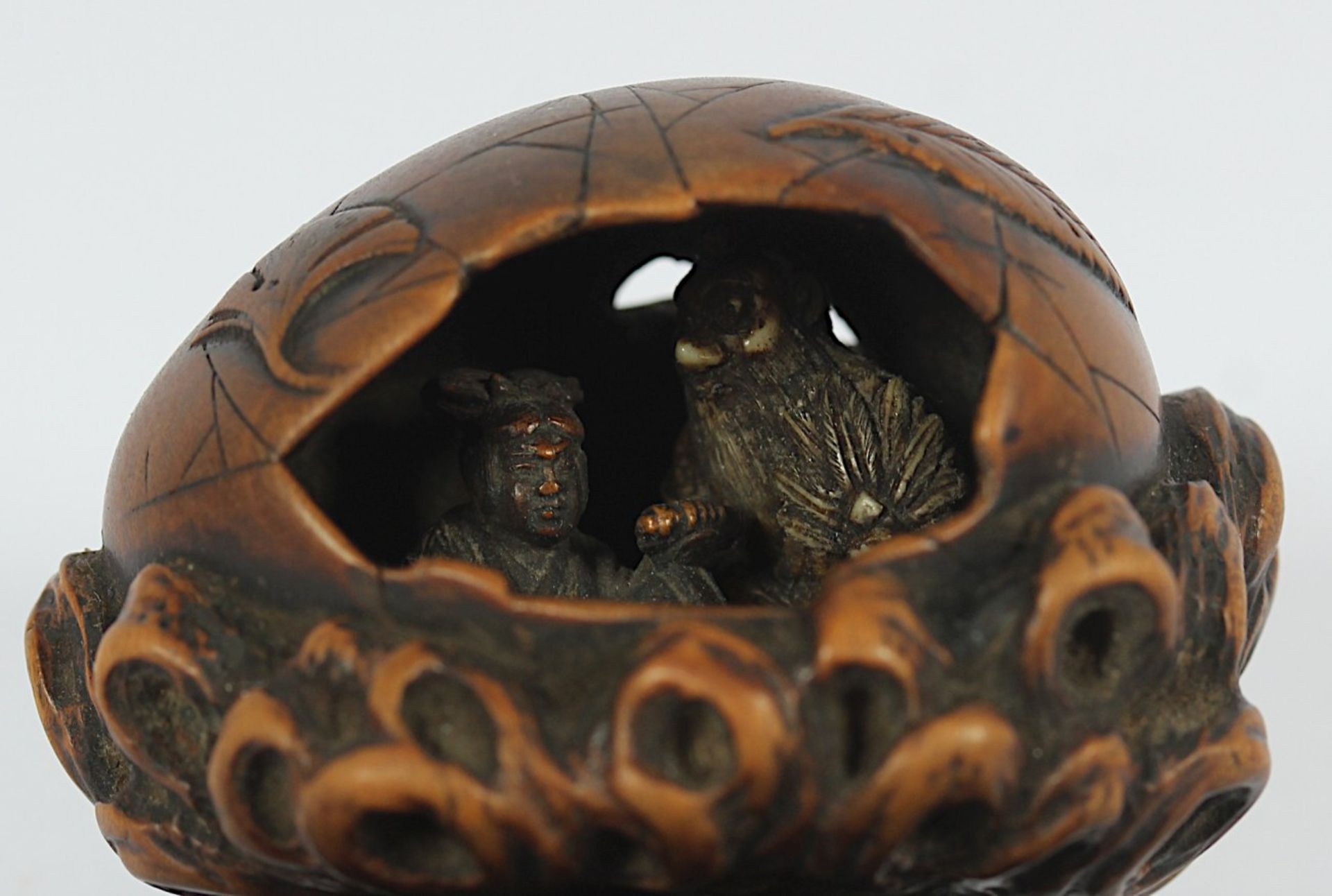 NETSUKE SÔJÔBÔ UND YOSHITSUNE, Buchsbaum, nebeneinander in einem aufgebrochenem Ei sitzend der junge - Bild 3 aus 4