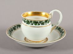 TASSE MIT UNTERTASSE, Schwanenhenkel, gemalter Dekor Weinlaub, Goldränderung (ber.), H Tasse 8,