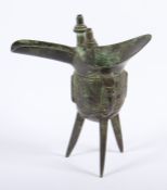 ALTARGEFÄSS VOM TYP JUE, Bronze patiniert, auf der Wandung im Relief Taotie-Masken, H 18, CHINA