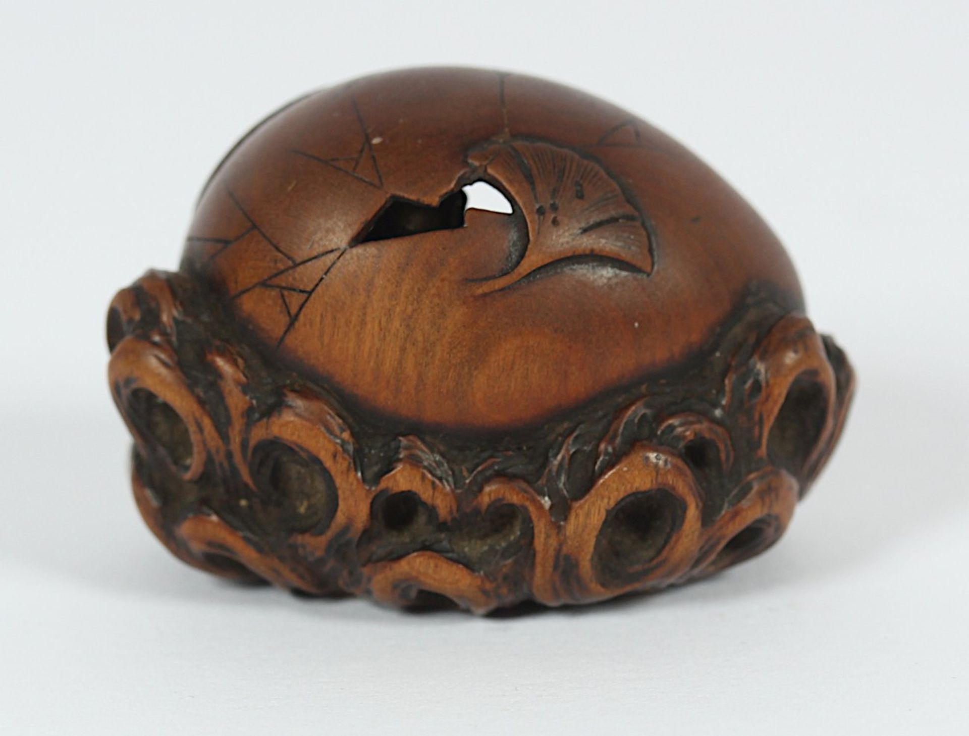 NETSUKE SÔJÔBÔ UND YOSHITSUNE, Buchsbaum, nebeneinander in einem aufgebrochenem Ei sitzend der junge - Bild 2 aus 4