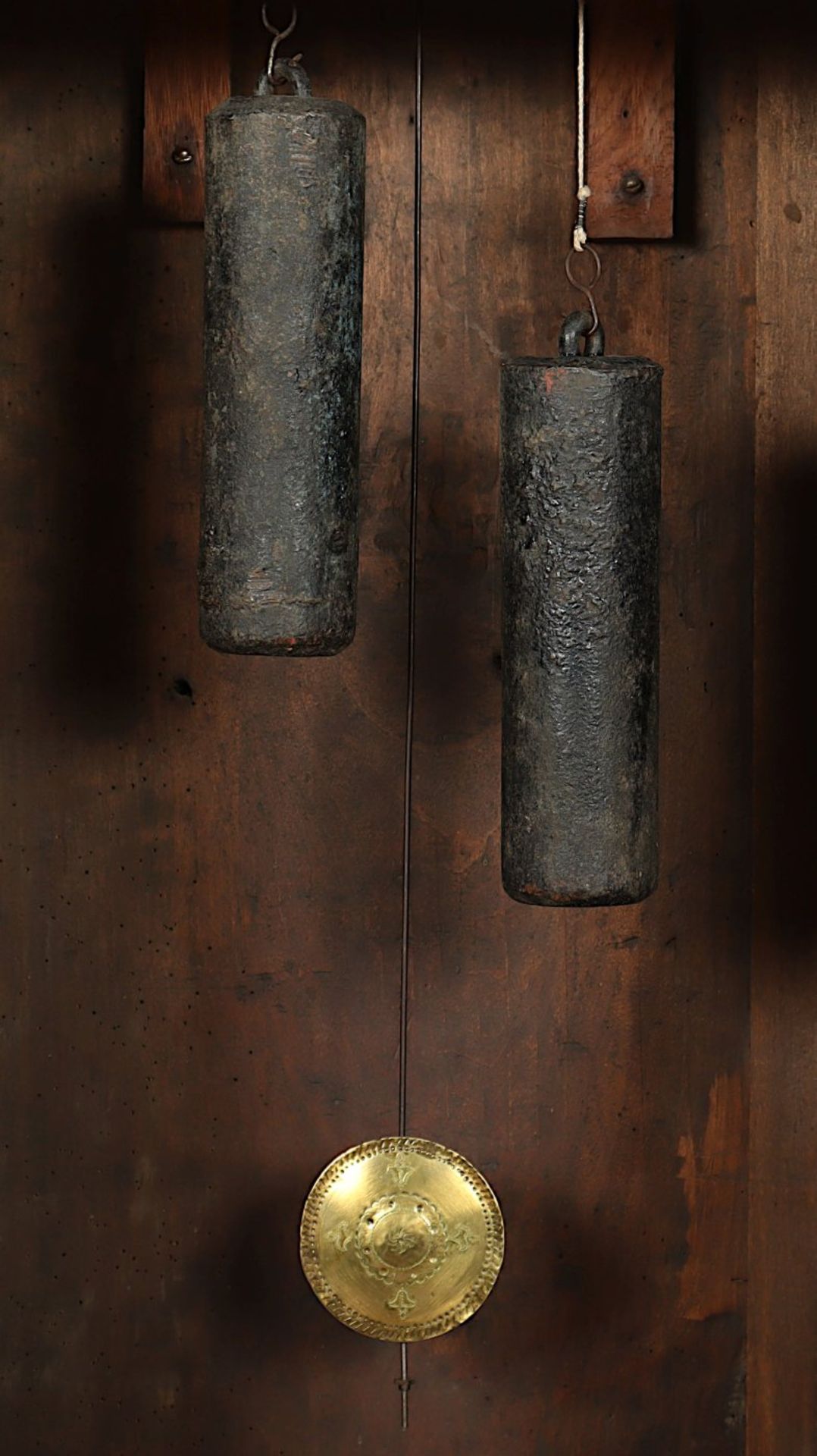 STANDUHR, Eiche, geschnitzt, schwarzwälder Holzstrebenwerk mit Schlag auf Glocke, Werk wohl ergänzt, - Image 3 of 5