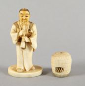 OKIMONO, Elfenbein, ein eine Bambusflöte (Shakuhachi) spielender Komusô-Mönch mit einer korbförmigen