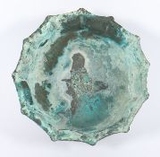 SCHALE, Bronze, stark patiniert, im Spiegel geritztes Blütenmedaillon, Dm 22,5, IRAN, KHORASAN,