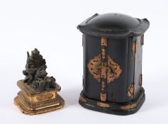 ZUSHI, Holz, über Schwarzlack vergoldet, Metallbeschläge, Innen die weibliche Form des Reisgottes