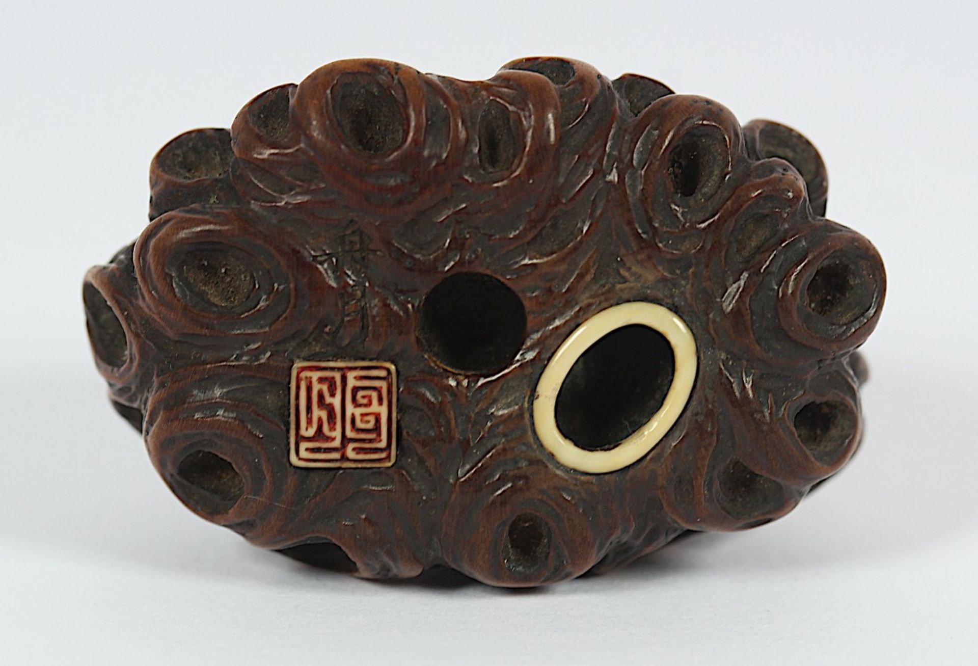 NETSUKE SÔJÔBÔ UND YOSHITSUNE, Buchsbaum, nebeneinander in einem aufgebrochenem Ei sitzend der junge - Bild 4 aus 4