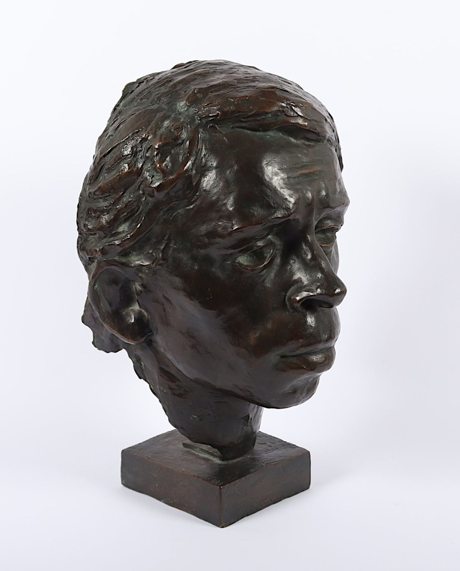 BILDHAUER, 20.Jh., "Portraitkopf von Jacques Brel", Bronze; H 36, bezeichnet auf der Plinthe " - Bild 2 aus 3