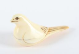 NETSUKE SITZENDER VOGEL, Elfenbein, Augen schwarzes Horn, schöne, teils goldgelbe Alterspatina, L