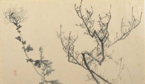 TUSCHEZEICHNUNG, Chrysantheme und Schlehe, zwei Siegel (Hi kei), 28 x 47, etwas gegilbt, fleckig,