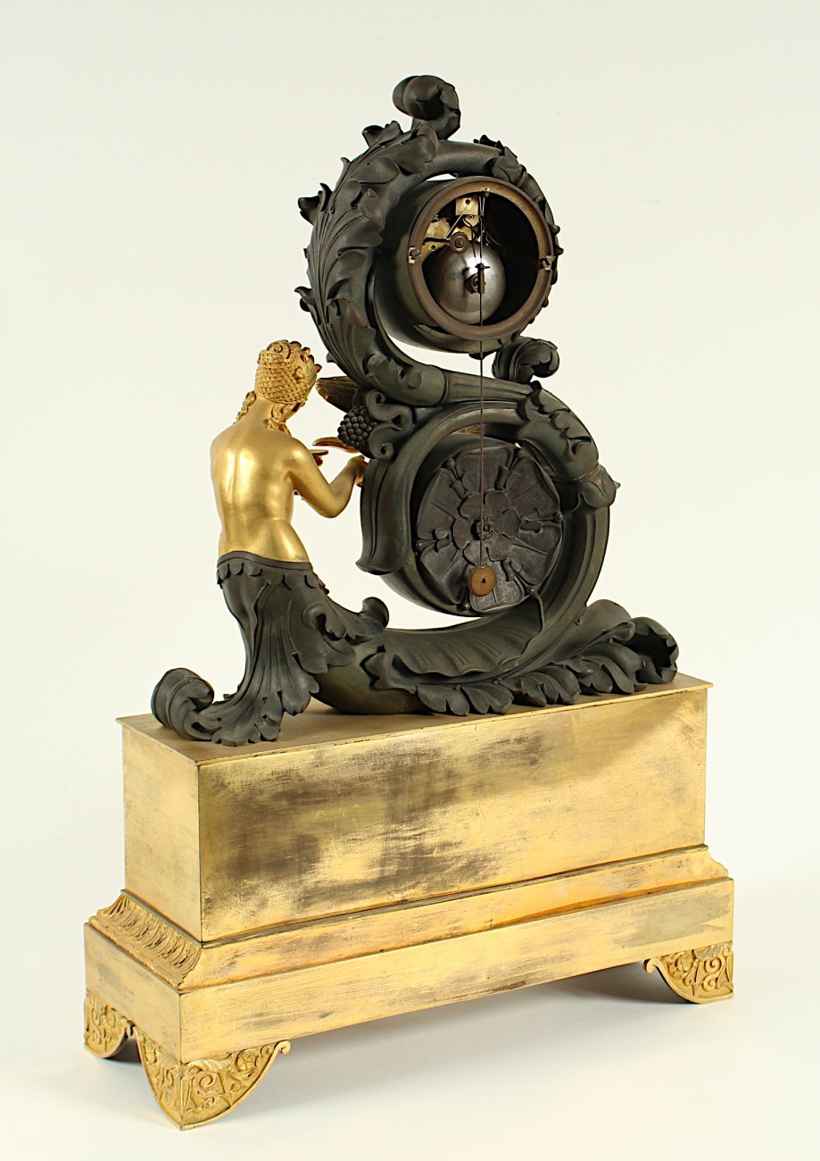 RESTAURATION-FIGURENPENDULE "LEDA MIT DEM SCHWAN", Bronze, patiniert und teilweise feuervergoldet, - Image 5 of 6