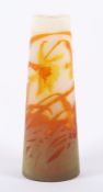 VASE, farbloses satiniertes Glas, gelb-orange-grün überfangen, geätzter Narzissendekor, H 28,