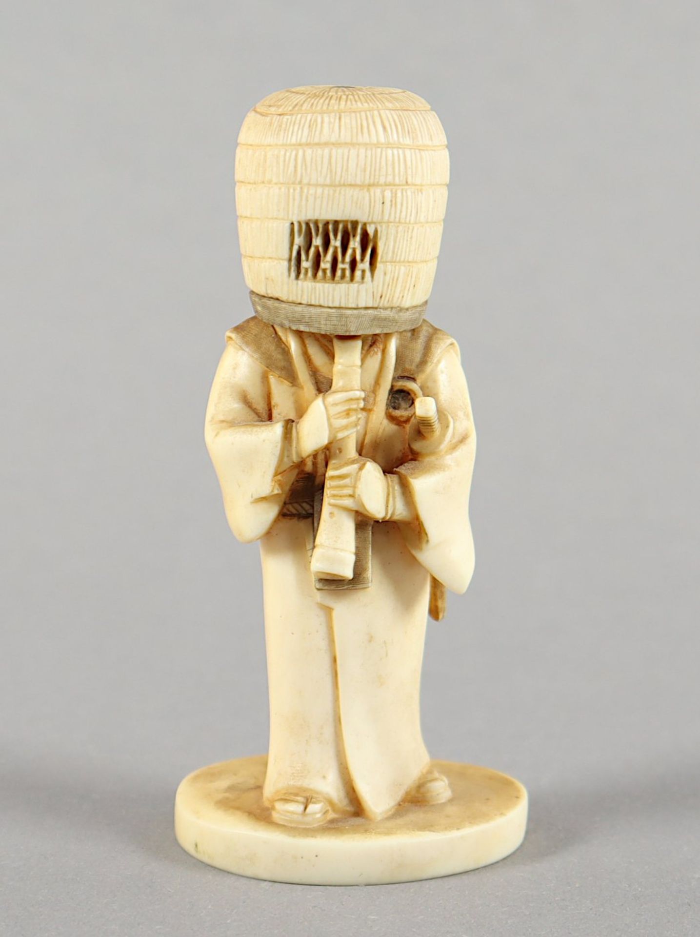 OKIMONO, Elfenbein, ein eine Bambusflöte (Shakuhachi) spielender Komusô-Mönch mit einer korbförmigen - Bild 2 aus 4