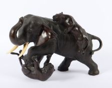 ELEFANT MIT ZWEI TIGERN KÄMPFEND, Bronze, ein mächtiger Elefant hält mit seinem Fuß einen auf dem