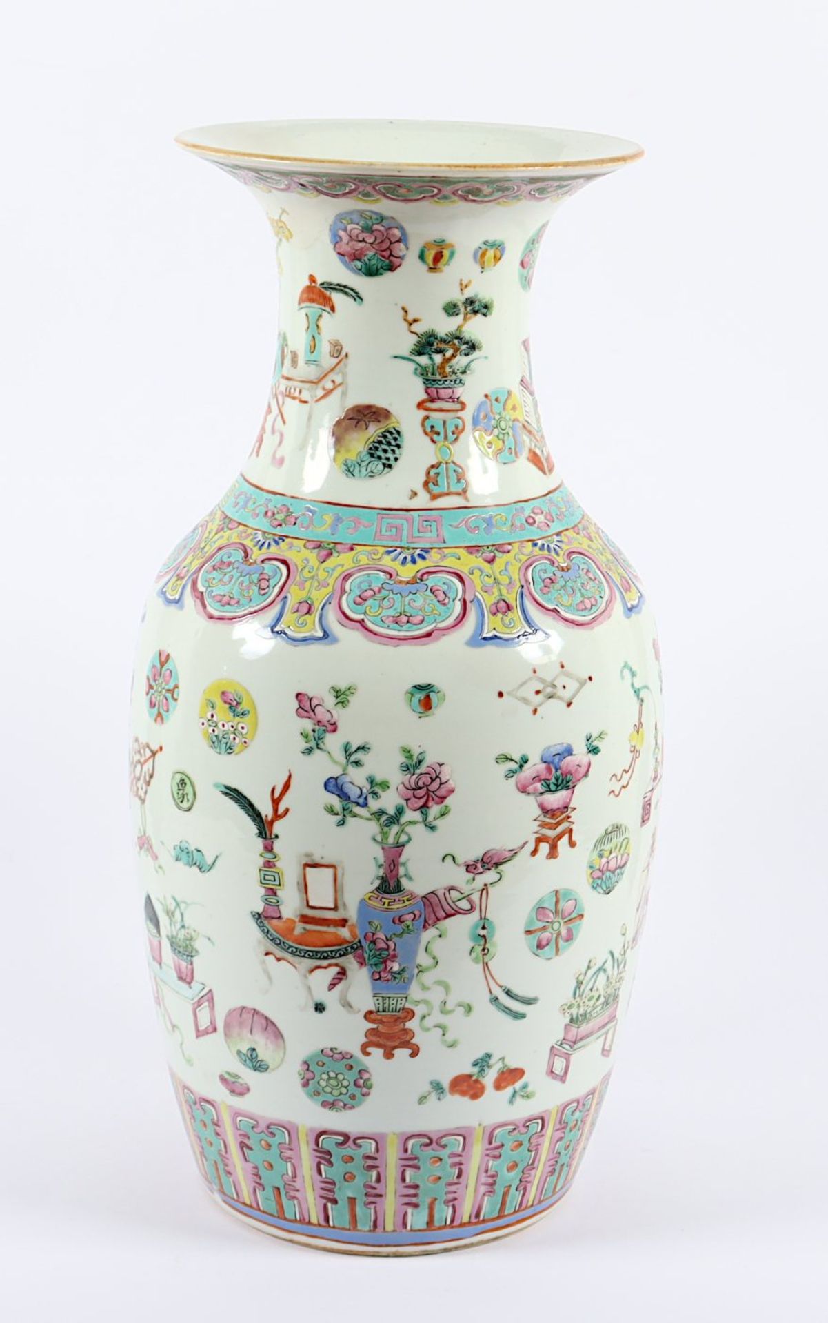 VASE, Porzellan, in den Farben der Famille Rose dekoriert, auf der Wandung und dem Hals Antiquitäten - Image 2 of 4