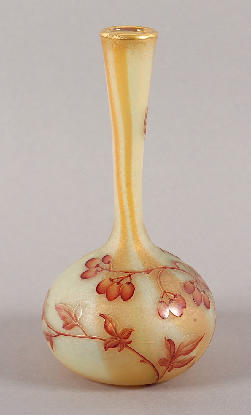 KLEINE VASE, leicht getöntes Glas, geätztes Rankendekor, rot bemalt, Goldstaffage, an der Lippe - Image 2 of 4