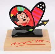 BRITTO, Romero, "Disney Mickey und Minnie Heart", Kunstguss, auf Holzsockel montiert, dieser vom