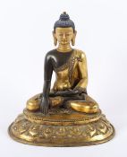 BUDDHA SAKYAMUNI, Bronze, braun patiniert, vergoldet, blaue Kultfarbe, meditierend auf einem
