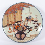 GROSSER IMARI-TELLER, Porzellan, in Unterglasurblau, Eisenrot und Gold dekoriert, im Spiegel