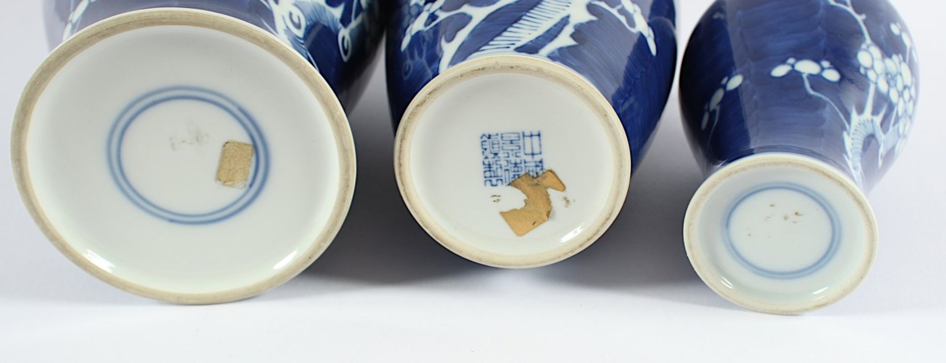 DREI VASEN, Porzellan, variierende Formen und Größen, unterglasurblauer Dekor Kirschblüten auf - Image 2 of 2