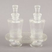 ESSIG-ÖL-MENAGE, farbloses, teilweise geschliffenes und satiniertes Glas, L 15, gemarkt, LALIQUE