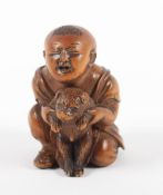 NETSUKE KNABE MIT WELPE, Buchsbaum, der hockende Junge mit weitem Gewand hält mit beiden Händen