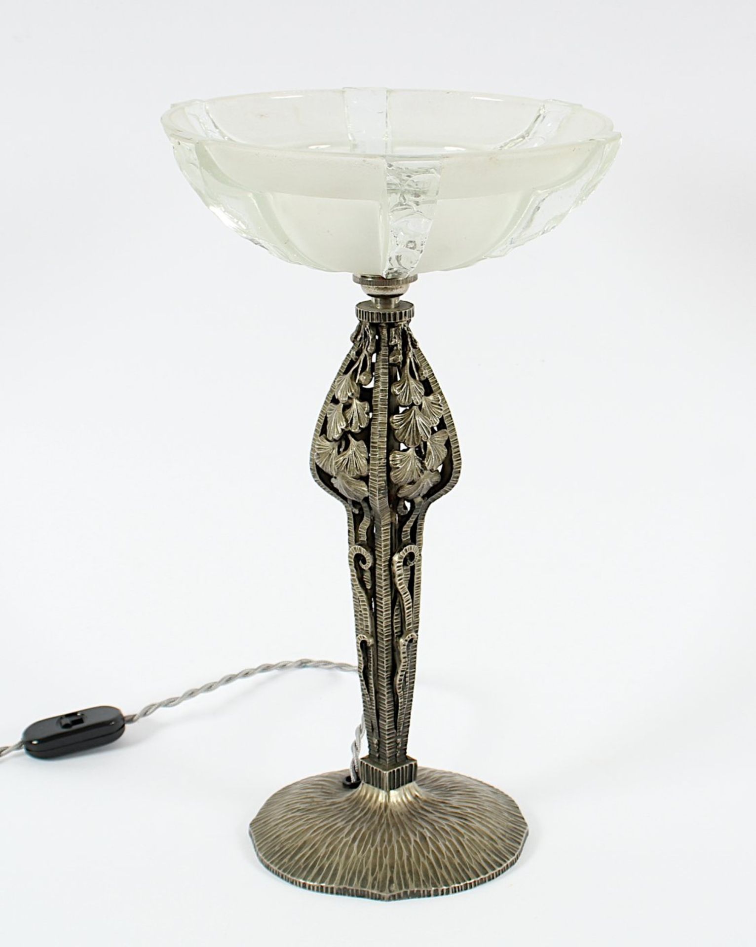 ART-DECO-TISCHLAMPE, Eisenfuß, Glasschirm, einflammig, H 36, EZAN, um 1930