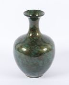 VASE, Bronze, wolkige grünbraune und goldgehöhte Patina, H 21, gestempelt, Holzkasten beschriftet