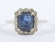 ART-DECO-RING, Platin, besetzt mit einem Safir (besch.) und kleinen Diamantrosen von zusammen ca.