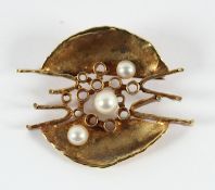 BROSCHE, 585/ooo Gelbgold, besetzt mit Perlen, Juwelier-Handarbeit, L 3,8, 8,7g