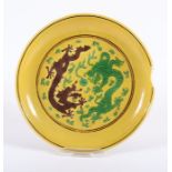 KLEINE DRACHENSCHALE, Porzellan, in Email sur Biscuit in den Farben Grün und Aubergine auf gelben