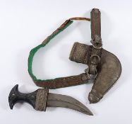 KRUMMDOLCH JAMBIA, zweischneidige Klinge, Griff Horn mit ornamentalem Silberdekor, Montierung,